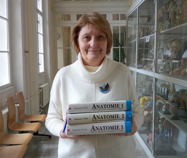 Zdeňka Nováková říká, že i když jsou učebnice anatomie základ, poznatků je v...