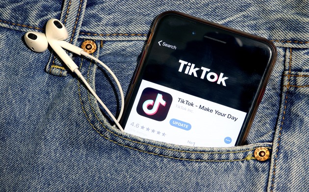 Tiktok tvrdě šmíruje. V Evropské komisi ho zakázali používat. Varuje i NÚKIB