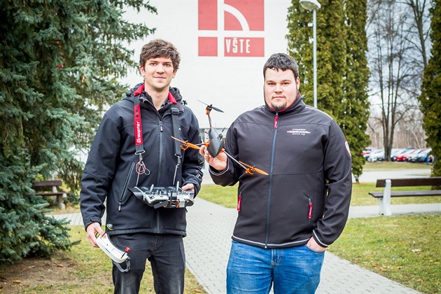 Jan Veerek (vlevo) a Tomá Szendrei vymysleli a postavili vlastní dron se...