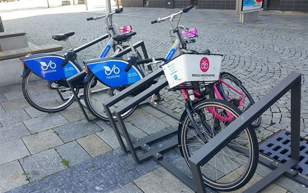 Zatímco rová sdílená kola z ulic Ostravy mizí, tak modrých bicykl jiné...