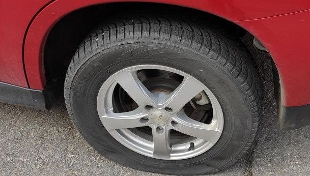 Neznámý pachatel ostrým pedmtem poniil pneumatiky tí desítek aut.