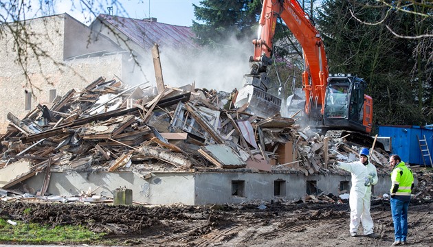V plzeské lokalit Zátií demolují devt dom, které roky slouily k...