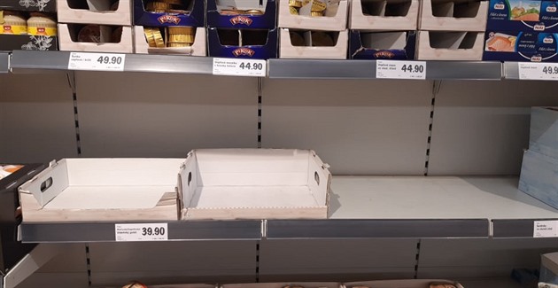 Češi začínají panikařit. Vykupují těstoviny i čističe, klidně i za 20 tisíc