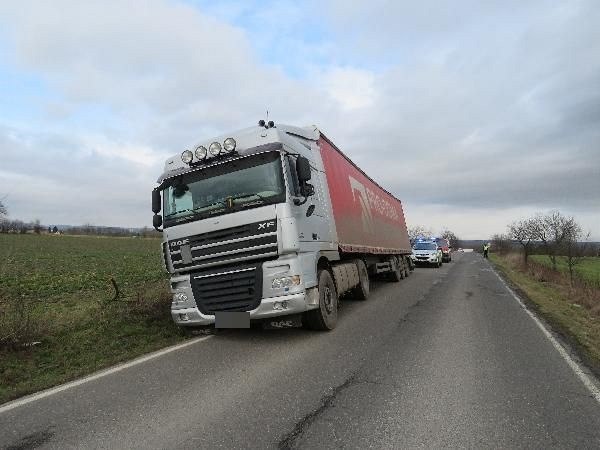 Nehoda dvou kamion mezi obcemi Mstec a Slavtín nad Metují na Náchodsku. (19....