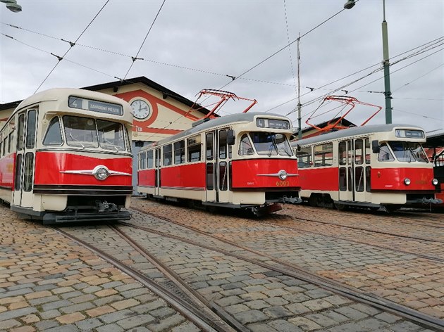 Po tém 56 letech budou opt v ulicích Prahy jezdit a cinkat tramvaje Tatra T2. Jde o dvojici voz 6003 a 6004.V sobotu si je budou moci prohlédnout návtvníci muzea MHD. O víkendu v sobotu 7. bezna 2020 a v nedli 8. bezna 2020 vyjedou poprvé na linc