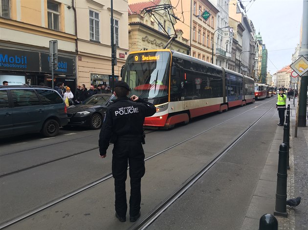 idi BMW zaparkoval neikovn a zablokoval prjezd tramvají