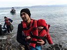 Skupina afghánských uprchlík piplouvá na ecký ostrov Lesbos. (28. února...