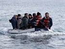 Skupina afghánských uprchlíků připlouvá na řecký ostrov Lesbos. (28. února...