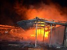 Požár prodejních stánků na tržnici ve Svatém Kříži u Chebu. (25. února 2020)