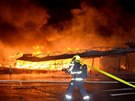 Požár prodejních stánků na tržnici ve Svatém Kříži u Chebu. (25. února 2020)