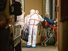 Zdravotníci peváejí pacienta infikovaného koronavirem z nemocnice v italském...