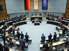 Členové německé Sněmovny reprezentantů v Berlíně drží minutu ticha za oběti...