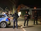 Policisté zajišťují oblast po střelbě v německém městě Hanau. (20. února 2020)