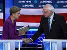 Senátorka Elizabeth Warrenová si potásá rukou s Berniem Sandersem po konci...