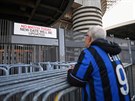 Fanouek italského Interu Milán stojí ped stadionem San Siro, kde se ml v...