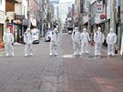 Jihokorejtí vojáci v ochranných odvech preventivn dezinfikují ulice v Soulu....