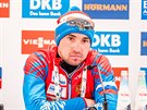 Rus Alexandr Loginov na tiskové konferenci po sprintu v Anterselv.