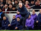 Trenér Tottenhamu José Mourinho povzbuzuje své svence.