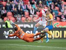 Opavský branká Vilém Fendrich (vlevo) zasahuje ped Lukáem Provodem ze Slavie.