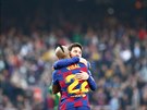 Lionel Messi a Arturo Vidal slaví gól Barcelony proti Eibaru.