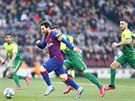 Lionel Messi z Barcelony (vlevo) bí s balonem v zápase proti Eibaru.