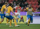 Stanislav Tecl (Slavia) stílí gól proti Opav.