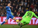 Cristiano Ronaldo z Juventusu (vlevo) stílí, zasahuje proti nmu branká Spalu...