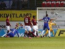 Fotbalisté Olomouce (v modrém) stílí první gól v zápase proti Spart.