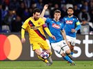 Lionel Messi z Barcelony bí s balonem, stíhá ho Diego Demme z Neapole.