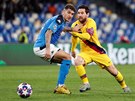 Lionel Messi dribluje s míem okolo Giovanniho Di Lorenza z Neapole.
