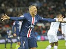 Francouzský hvzdný útoník Kylian Mbappé (PSG) slaví svj gól do sít Dijonu.