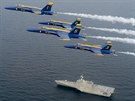 Hornety pedvádcího týmu Blue Angels nad USS Coronado (LCS-4)