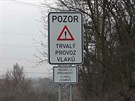 Takovéto cedule spolenost AD Praha nainstalovala u elezniních pejezd v...