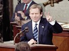 Václav Havel předvádí své typické „véčko“ chvíli předtím, než začne hovořit...