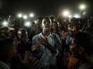 NOMINACE NA FOTOGRAFII ROKU: © Yasuyoshi Chiba, AFP; Mladý Súdánec osvětlený...