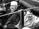 Nmecký prezident Paul von Hindenburg a kanclé Adolf Hitler pi berlínské...