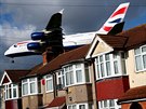 Letadlo Airbus A380 pelétá stechy dom v západním Londýn a pomalu klesá k...