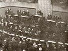 Nov zvolený prezident Tomá Garrigue Masaryk skládá slib na ústavu bhem...