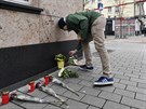 Muž pokládá kytky před šiša bar v německém městě Hanau, kde útočník se zřejmě...