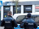 Policisté stojí před šiša barem v německém městě Hanau, kde útočník se zřejmě...
