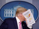 Americký prezident Donald Trump ukazuje papír se zeměmi, které jsou nejlépe...