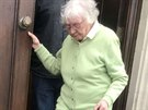 Britská důchodkyně Catherine Searleová odchází od soudu. Jednaosmdesátiletá...