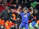 Útočník Olympiakosu Youssef El-Arabi slaví před řeckými fanoušky postupový gól...