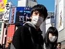 Lidé v Tokiu nosí roušky i při nakupování v obchodní čtvrti Šibuja. (24. února...
