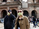 V Římě lidé nosí ochranné roušky i při návštěvě Kolosea. (25. února 2020)
