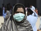 Pákistánské ženy v rouškách opouští nemocnici Aga Khan, kde byl přijat pacient...