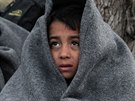 Dti jsou zakryté teplými dekami poté, co se skupinou migrant z Afghánistánu...