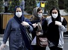 Íránky z Teheránu se chrání před nákazou koronavirem, který se v zemi v...