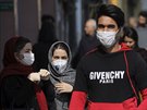 Íránci z Teheránu se chrání před nákazou koronavirem, který se v zemi v...