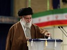 Íránský ajatolláh Alí Chameneí volí v parlamentních volbách. (21. února 2020)